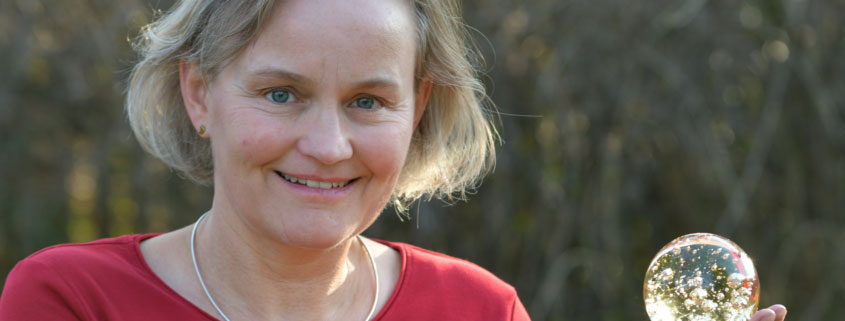 "Feine Steine, feste Stoffe." Die Erzählerin Dorothea Nennewitz liest aus Texten internationaler und regionaler Erzählliteratur und der griechischen Mythologie.