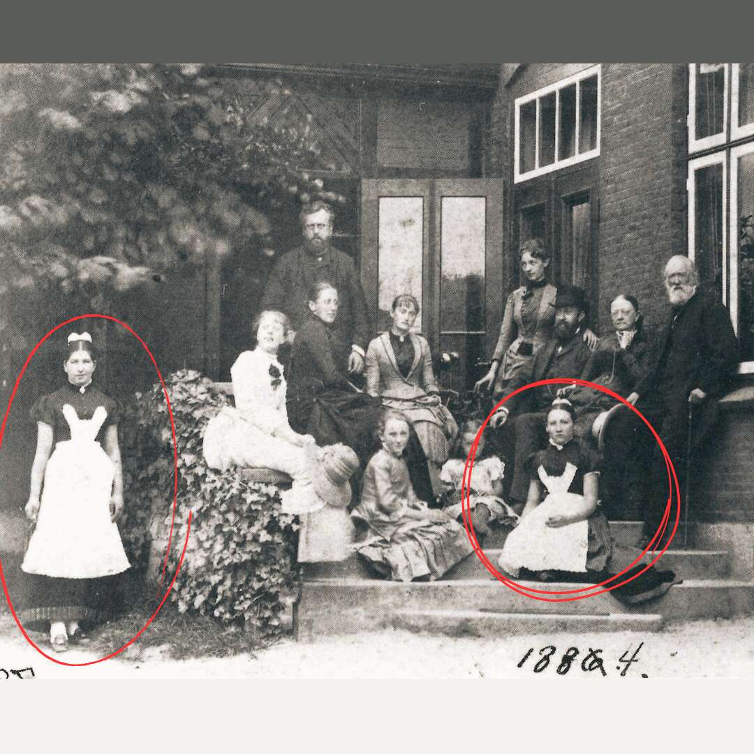Familienporträt der Storms. Die zwei Dienstmädchen sind rot umkreist.