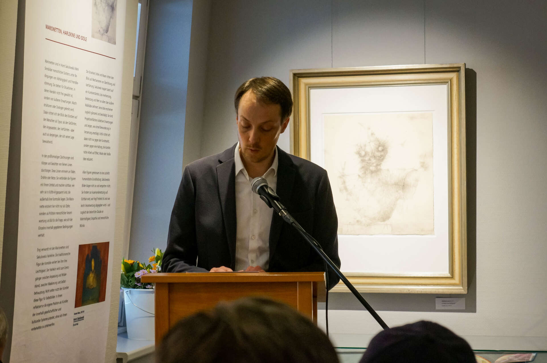 Dr. Gideon Haut begrüßt die Gäste bei der Ausstellungseröffnung.