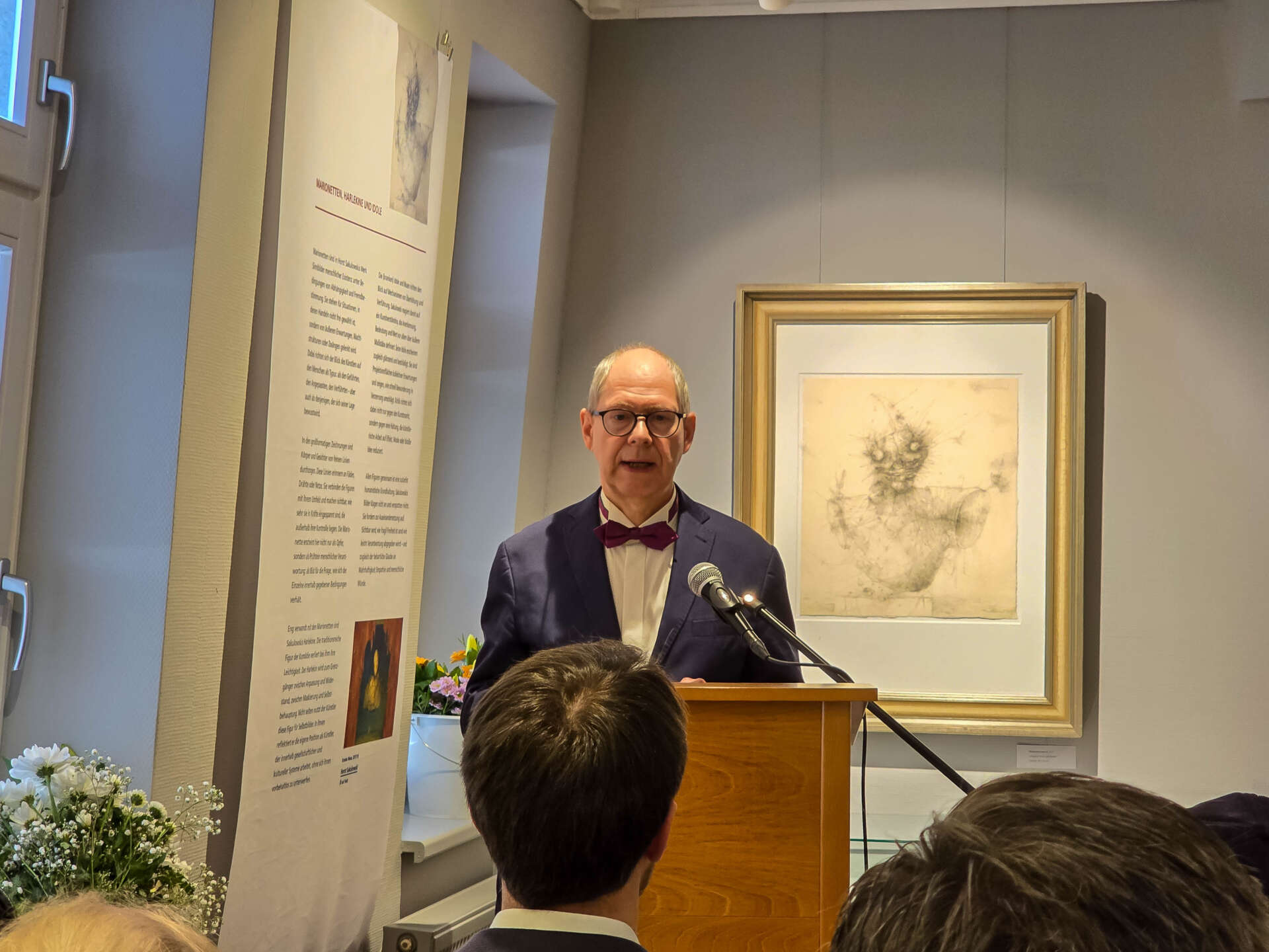 Der Kunsthistoriker Ralf-Michael Seele hält die Laudatio.