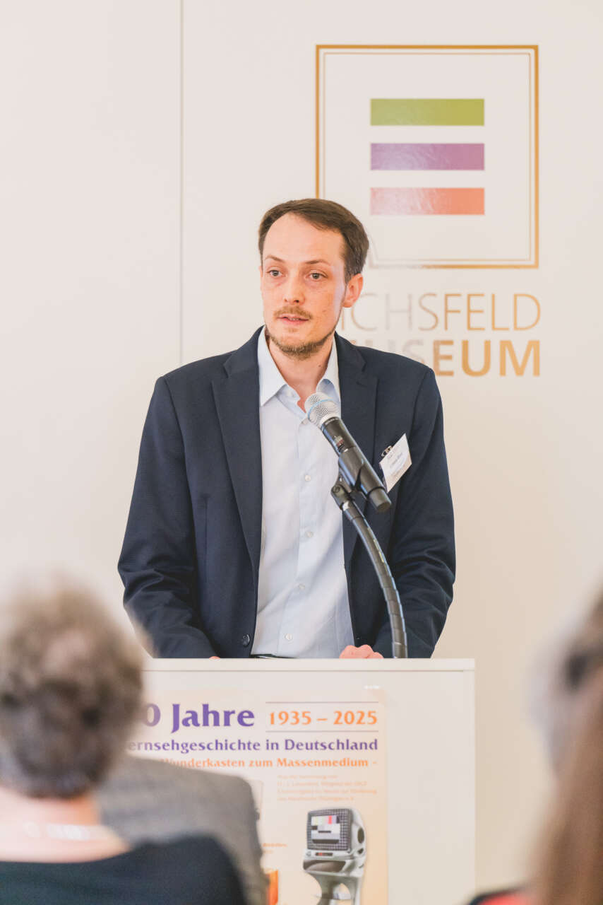 Museumsleiter Dr. Gideon Haut spricht hinter einem Rednerpult.