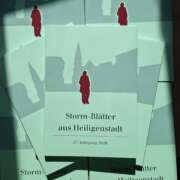 Stapel der neuesten Ausgabe der Storm-Blätter.