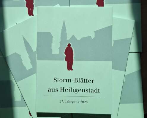 Stapel der neuesten Ausgabe der Storm-Blätter.
