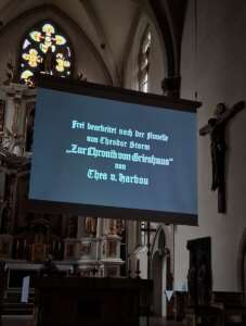 Leinwand vor dem Altarraum in einer Kirche.