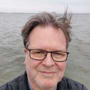 Bild eines Mannes vor dem Hintergrund des Meeres.